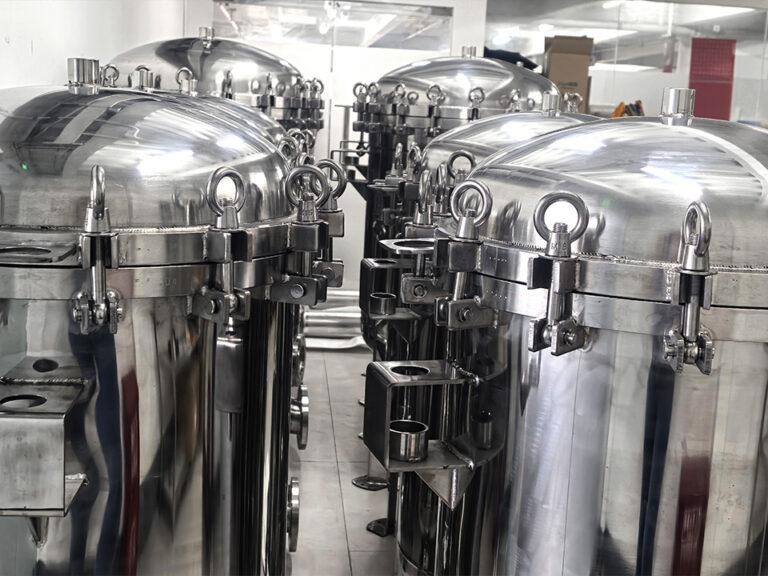 Side-Stream Filtration Housings for Closed-Loop Cooling Systems 1 Configuração do alojamento do filtro para as linhas de filtração do produto final numa cervejaria